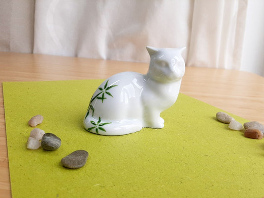 porcelánová kočička s různými motivy z japonských zahrad