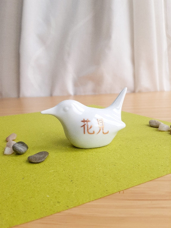 porcelánový ptáček s různými motivy z japonských zahrad