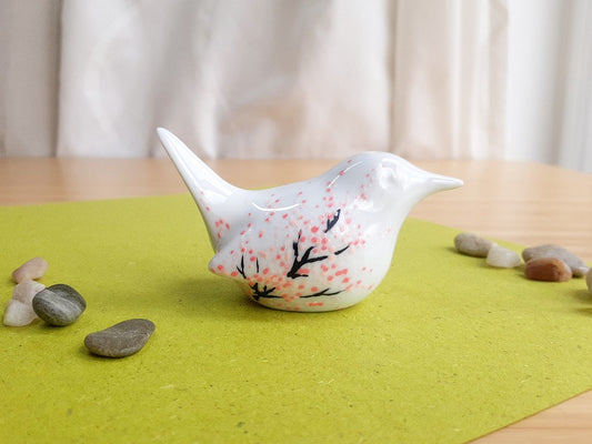 porcelánový ptáček s různými motivy z japonských zahrad