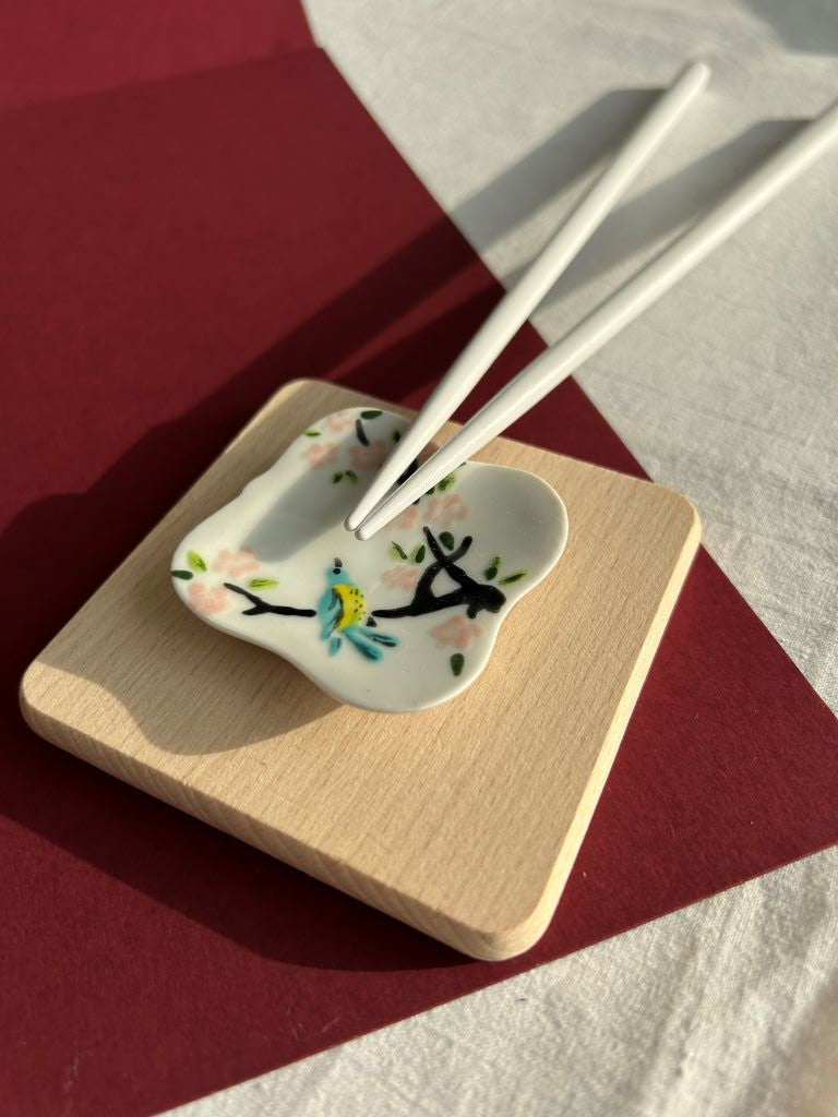 odkladač na hůlky čtvercový "Ptáček na sakuře" 5,5x5,5 cm