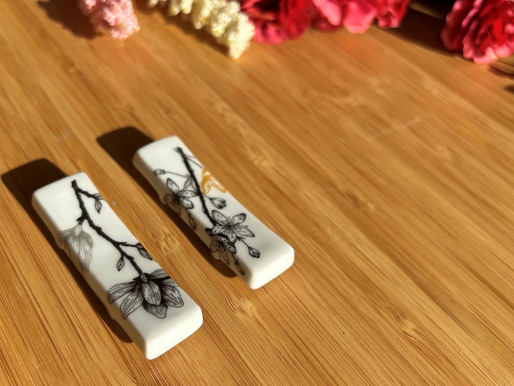odkladač na hůlky "Sakura" se zlatou 6x1,5 cm