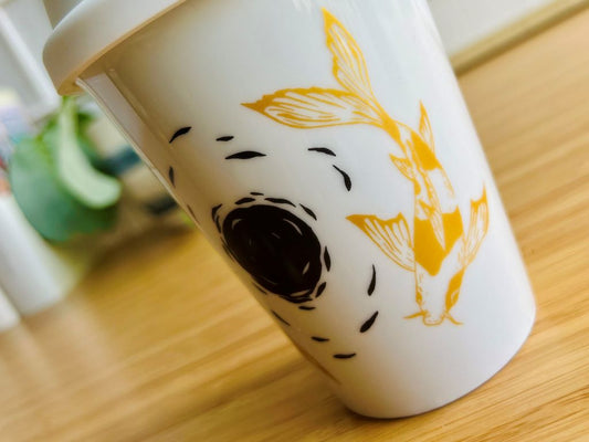 hrnek To-Go "Jezerní drahokamy aneb koi kapříci s měsícem" 300 ml