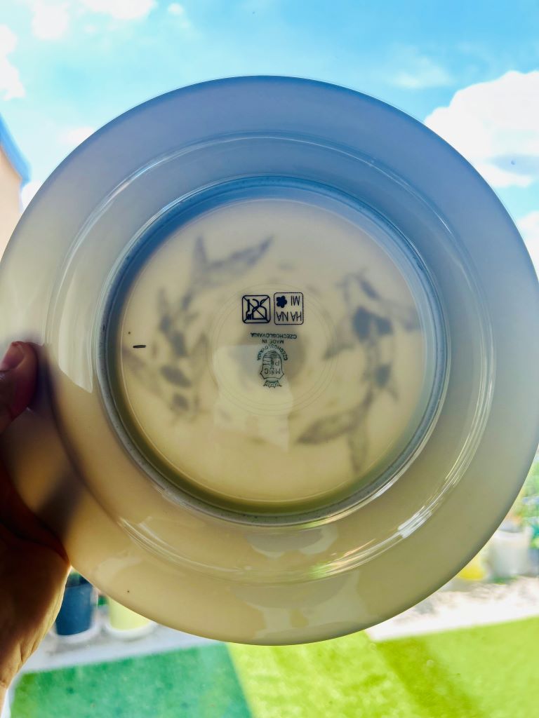 hluboký vintage talíř "Jezerní drahokamy aneb koi kapříci s měsícem" 24 cm