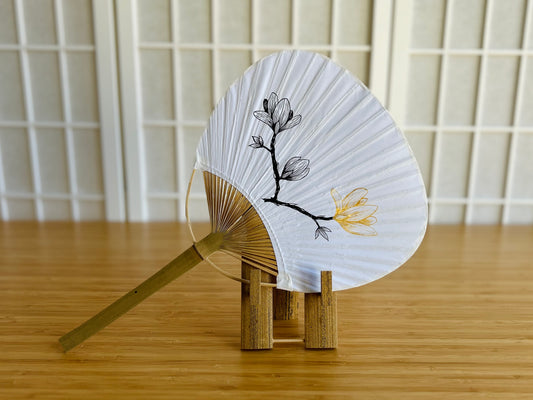 kulatý papírový vějíř "Magnolie" ručně malovaný