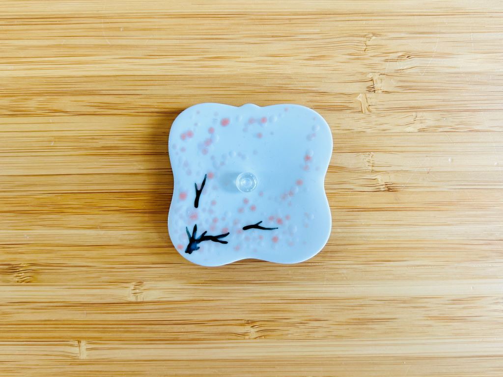 porcelánový stojánek na vonné tyčinky "Ráno pod sakurou" 5,5x5,5 cm