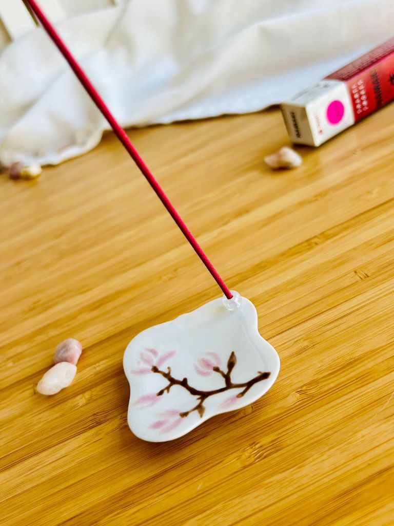 porcelánový stojánek na vonné tyčinky "Vůně jarního snu" 5,5x5,5 cm