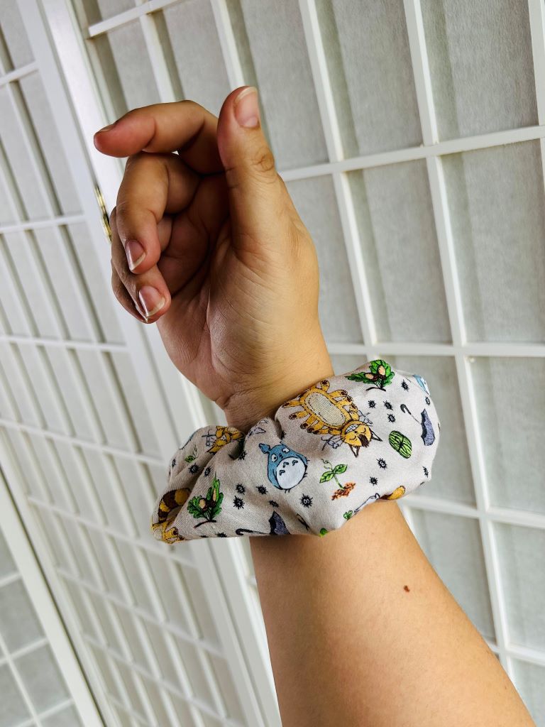 scrunchies "Totoro a další lesní duchové" látková gumička do vlasů