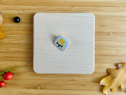 keramická mini brož "Císařská chryzantéma"