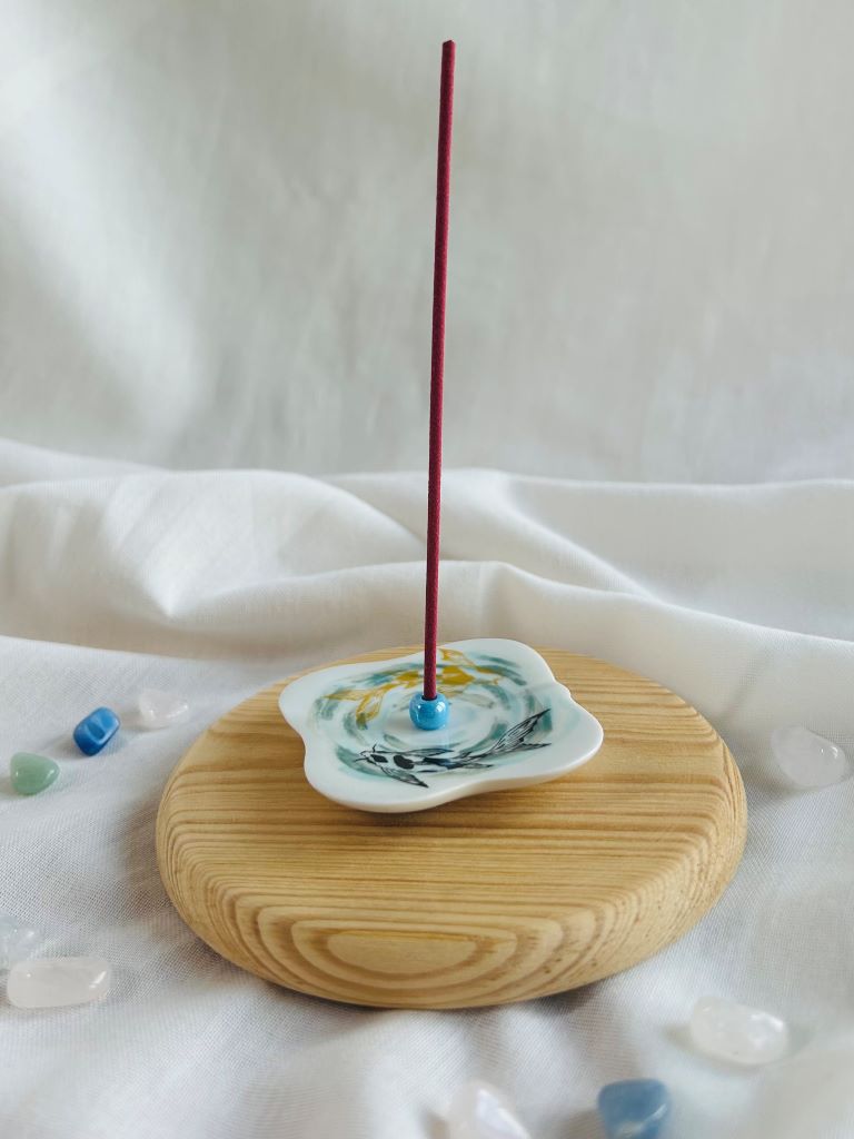 porcelánový stojánek na vonné tyčinky "Jezerní drahokamy aneb koi kapříci s měsícem" 5,5x5,5 cm