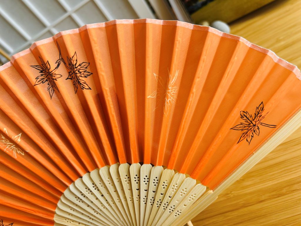 skládací látkový vějíř "Podzimní Japonsko” ručně malovaný