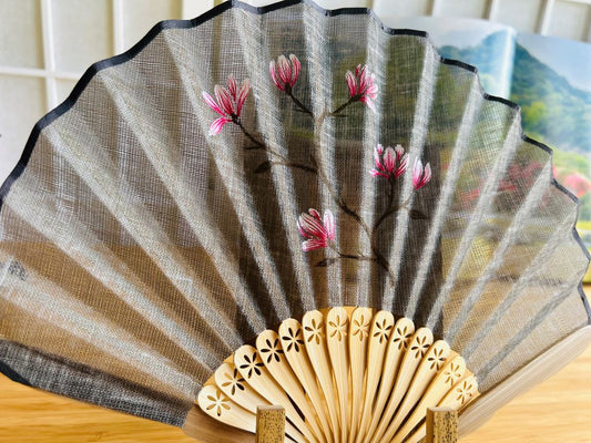Luxusní skládací vějíř "Vůně jarního snu" ručně malovaný