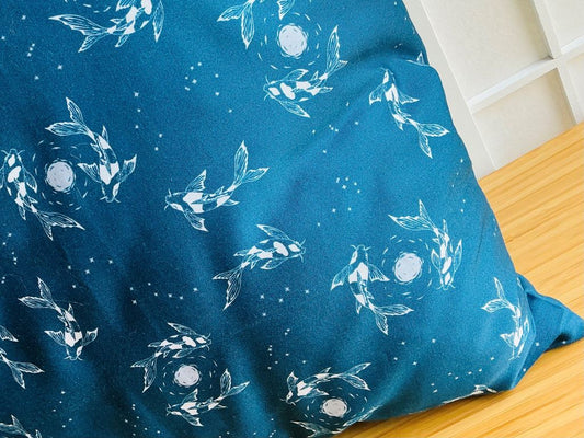 povlak na polštář "Jezerní drahokamy aneb koi kapříci s měsícem"