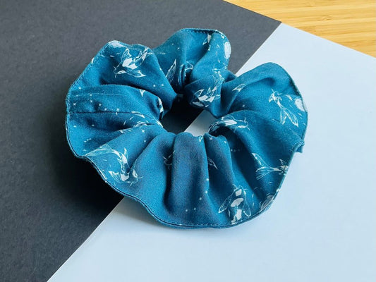 scrunchies "Jezerní drahokamy aneb koi kapříci s měsícem" látková gumička do vlasů