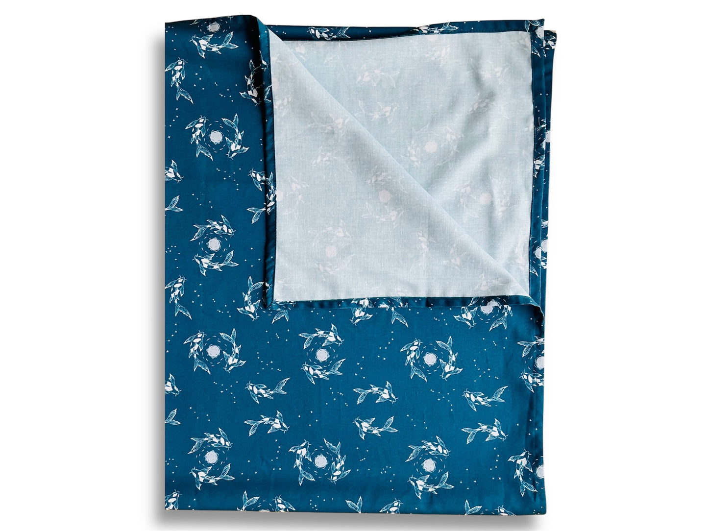 malý šátek "Jezerní drahokamy aneb koi kapříci s měsícem" 52x52 cm