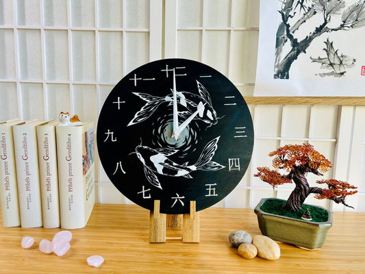 Luxusní dřevěné hodiny "Jezerní drahokamy aneb koi kapříci s měsícem" 29 cm