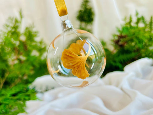 vánoční koulička "Zlaté ginkgo listy" čirá 6 cm