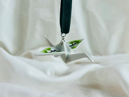 porcelánový origami jeřáb "Dlouhověká borovice" závěsný