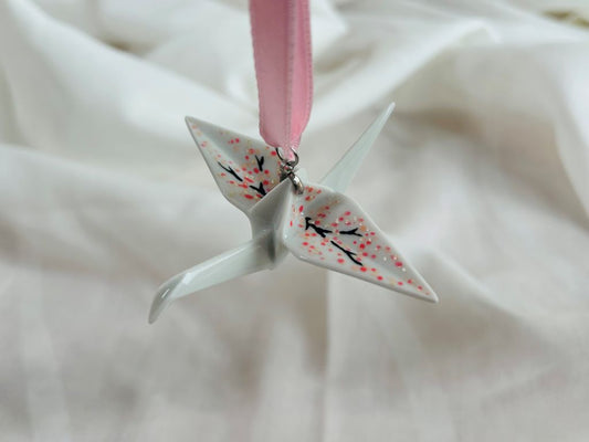 porcelánový origami jeřáb "Ráno pod sakurou" závěsný