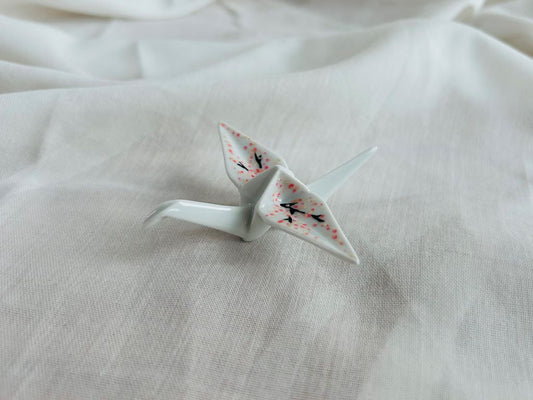 porcelánový origami jeřáb "Ráno pod sakurou" stojící