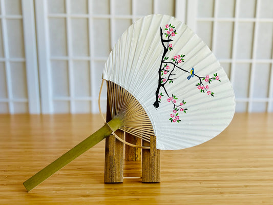 kulatý papírový vějíř "Ptáček na sakuře" ručně malovaný