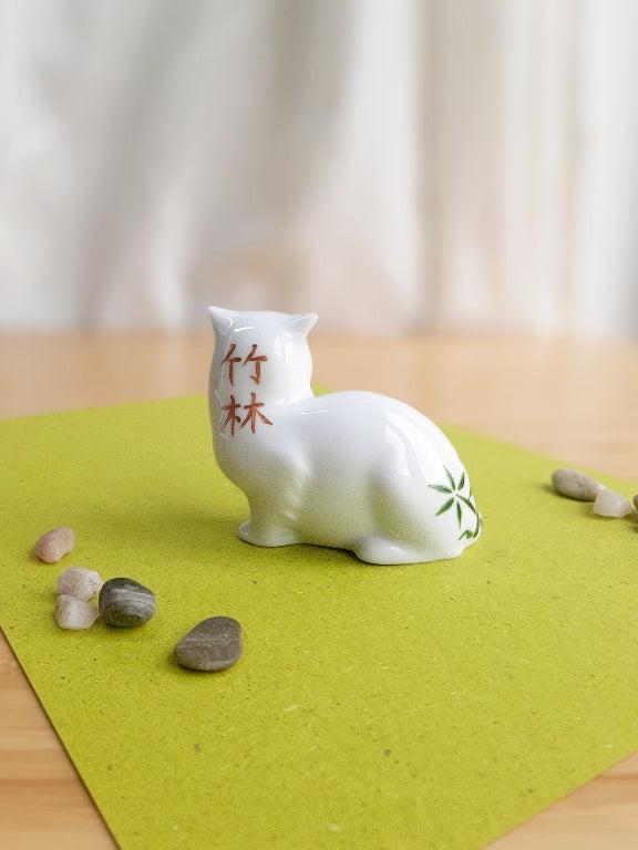 porcelánová kočička s různými motivy z japonských zahrad