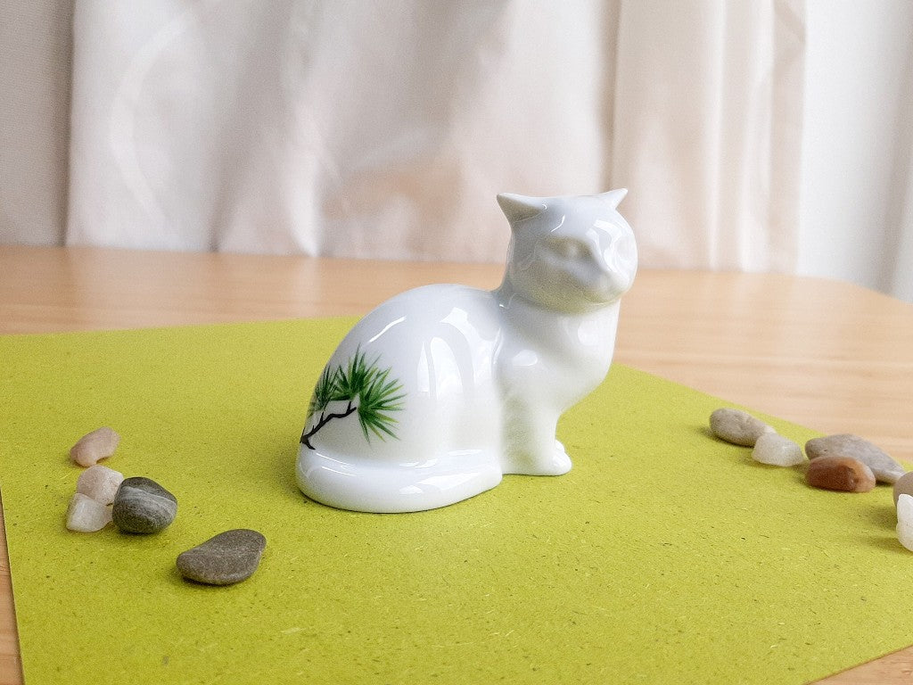porcelánová kočička s různými motivy z japonských zahrad