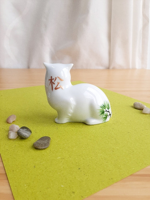 porcelánová kočička s různými motivy z japonských zahrad