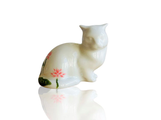 porcelánová kočička s různými motivy z japonských zahrad