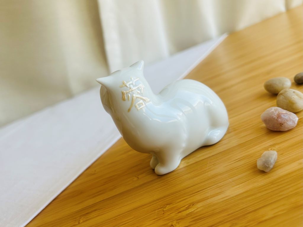 porcelánová kočička s různými motivy z japonských zahrad