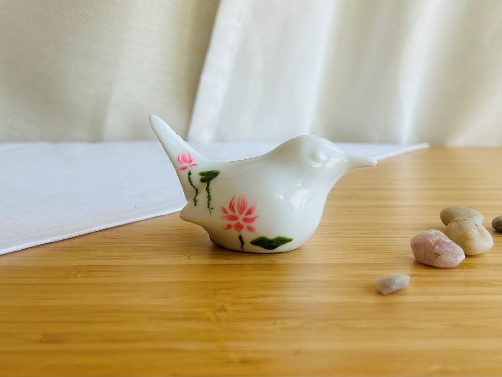 porcelánový ptáček s různými motivy z japonských zahrad