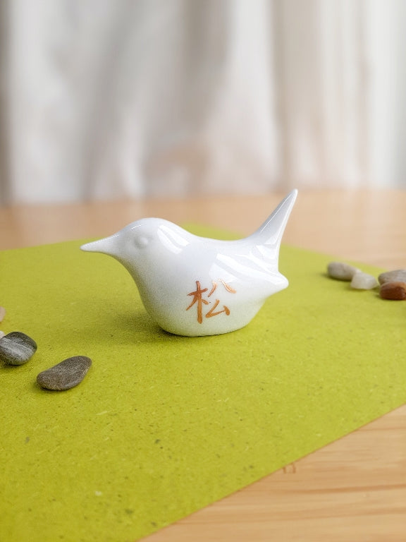 porcelánový ptáček s různými motivy z japonských zahrad