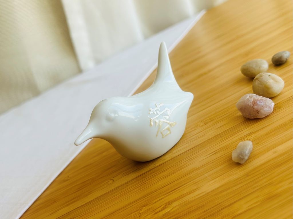 porcelánový ptáček s různými motivy z japonských zahrad