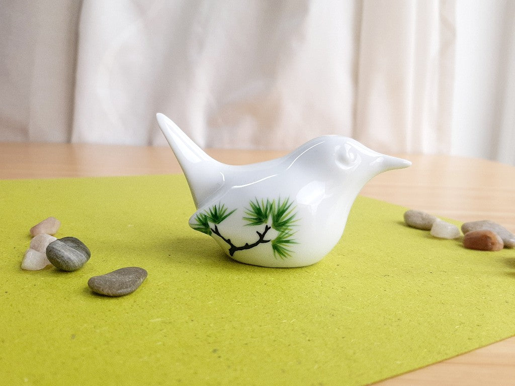 porcelánový ptáček s různými motivy z japonských zahrad
