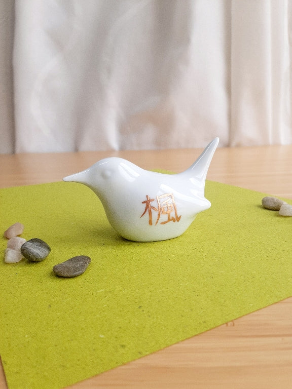 porcelánový ptáček s různými motivy z japonských zahrad