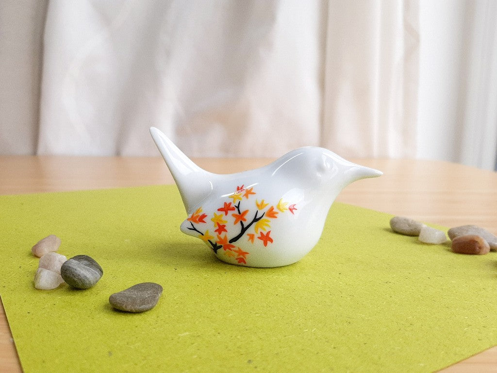 porcelánový ptáček s různými motivy z japonských zahrad