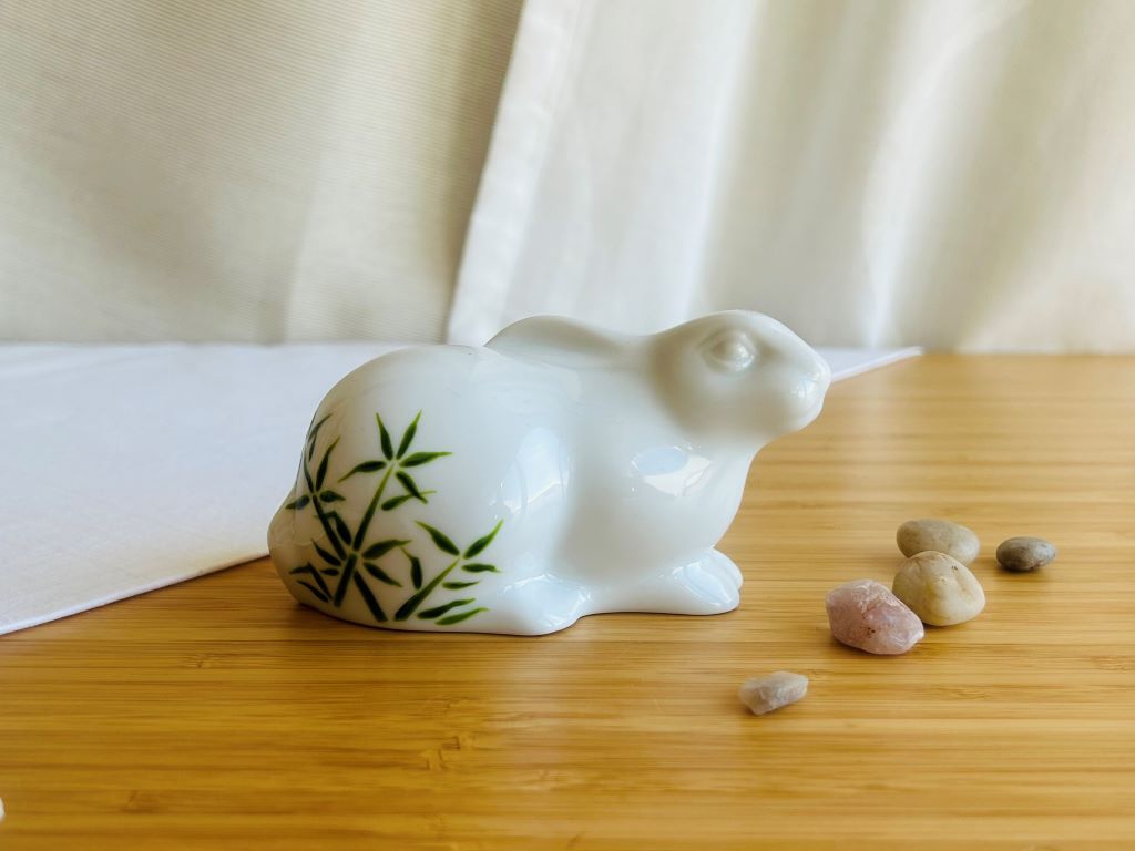 porcelánový zajíček s různými motivy z japonských zahrad