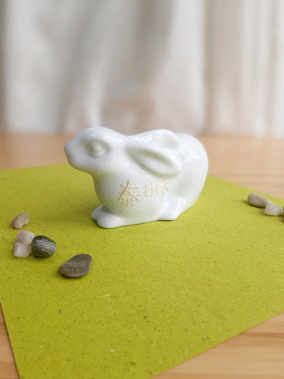 porcelánový zajíček s různými motivy z japonských zahrad