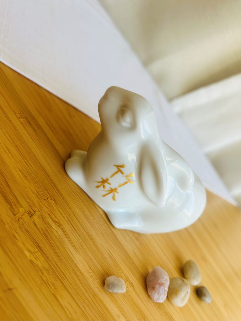 porcelánový zajíček s různými motivy z japonských zahrad