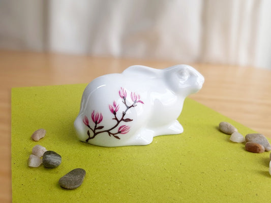 porcelánový zajíček s různými motivy z japonských zahrad