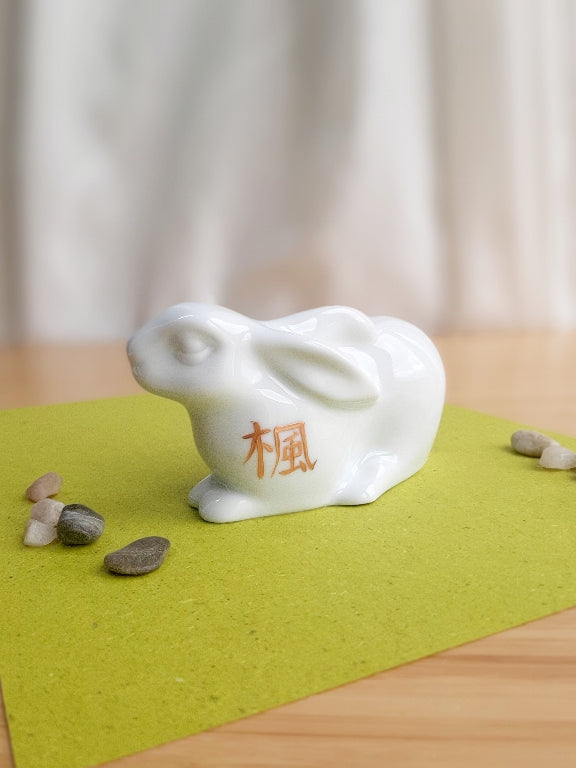 porcelánový zajíček s různými motivy z japonských zahrad