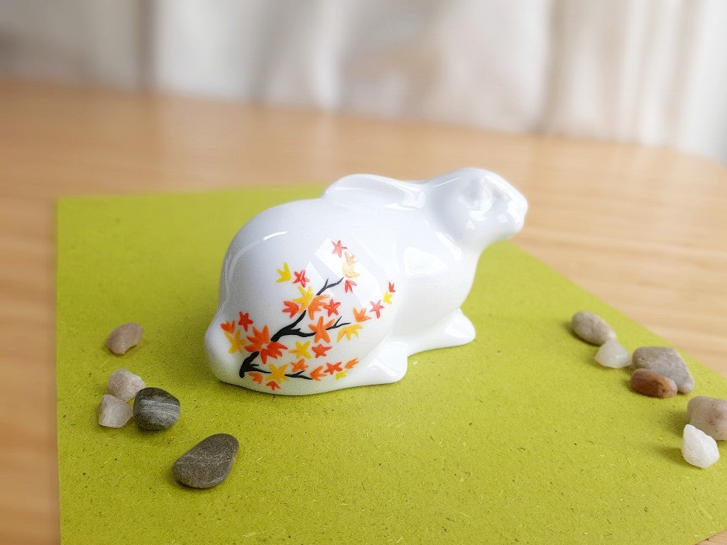 porcelánový zajíček s různými motivy z japonských zahrad