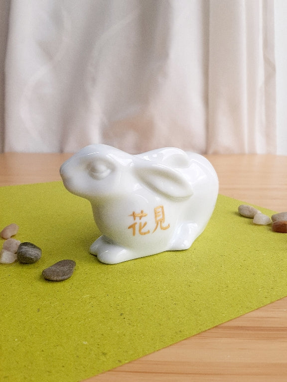 porcelánový zajíček s různými motivy z japonských zahrad