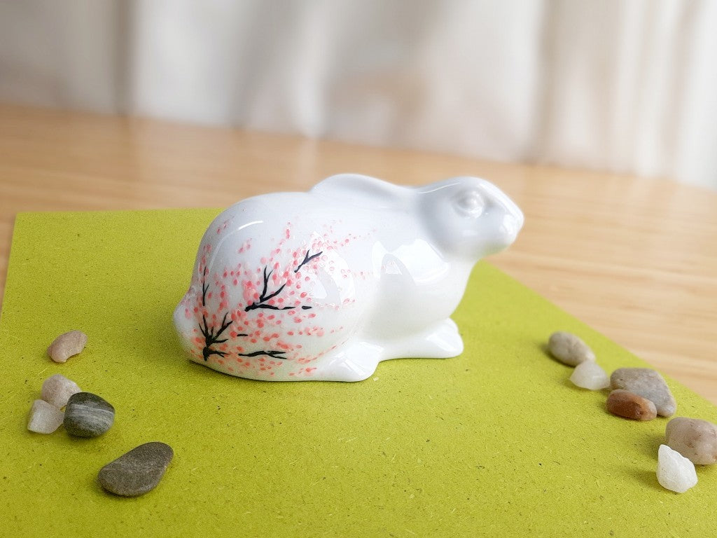 porcelánový zajíček s různými motivy z japonských zahrad