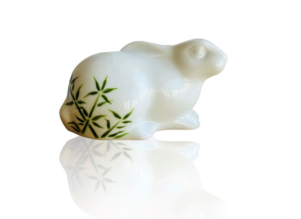 porcelánový zajíček s různými motivy z japonských zahrad