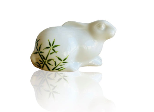 porcelánový zajíček s různými motivy z japonských zahrad