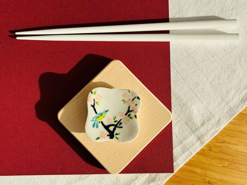 odkladač na hůlky čtvercový "Ptáček na sakuře" 5,5x5,5 cm