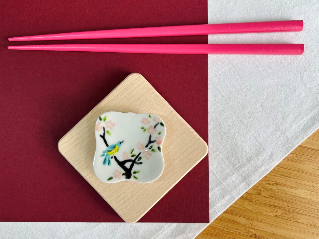 odkladač na hůlky čtvercový "Ptáček na sakuře" 5,5x5,5 cm