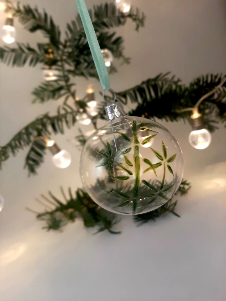 vánoční koulička "Bambusový háj" 6 cm