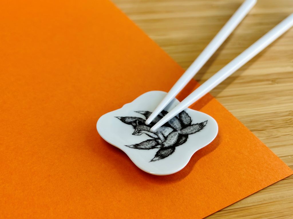 odkladač na hůlky čtvercový "Kyuubi no Kitsune" 5,5x5,5 cm