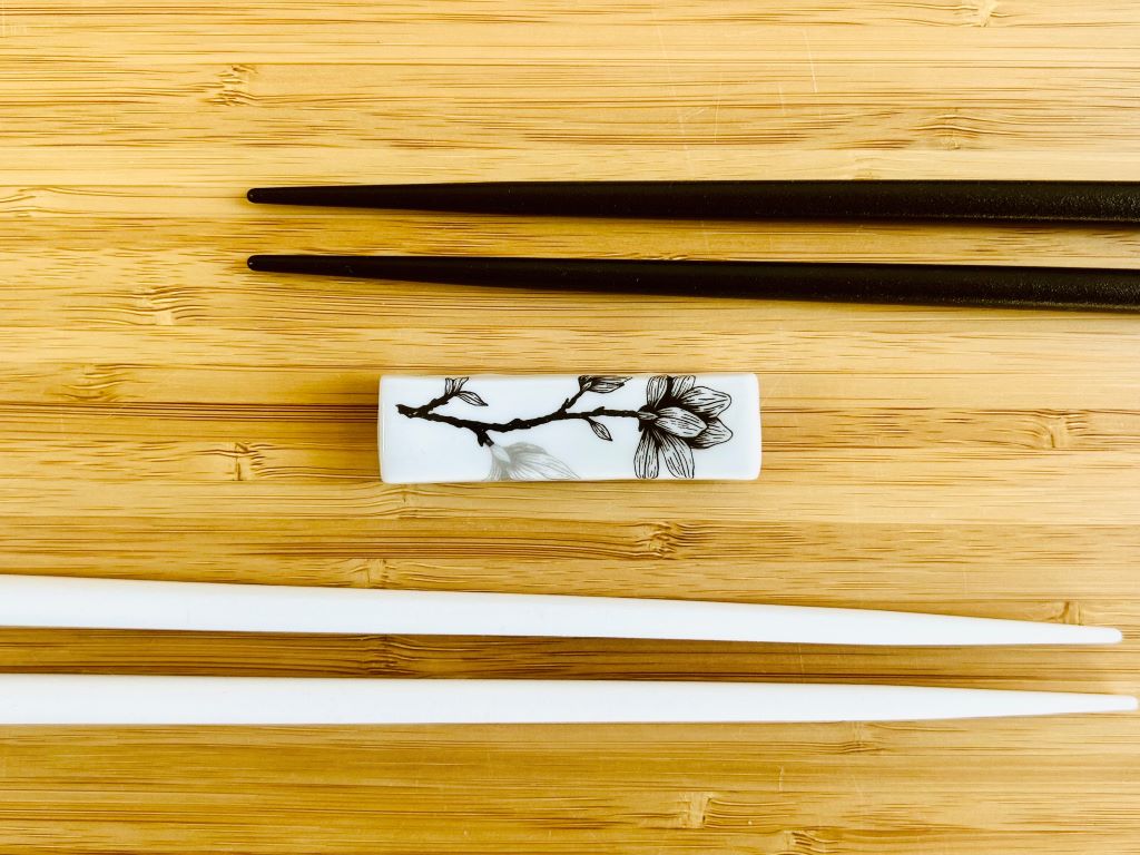 odkladač na hůlky "Magnolie" se stříbrnou 6x1,5 cm